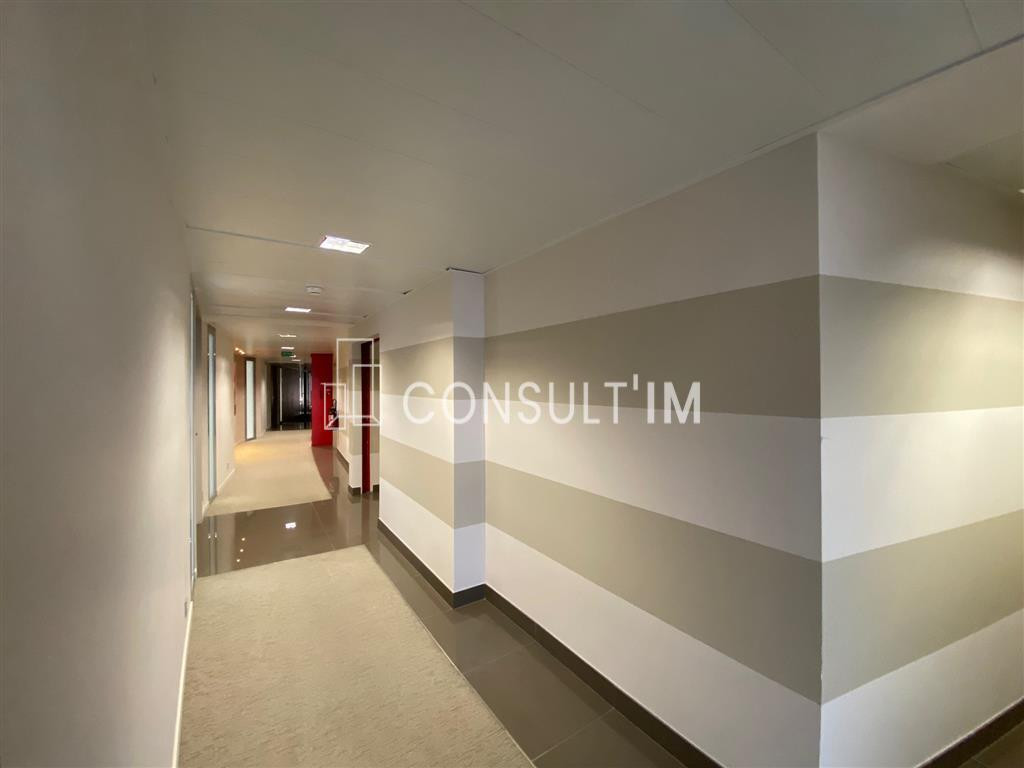 Tour Montparnasse, à louer une surface de bureaux de 176 m² en bon état