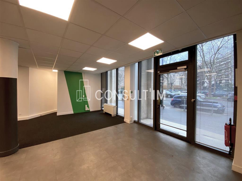 Au métro Exelmans, 277m² de bureaux en rez-de-chaussée donnant sur rue en location