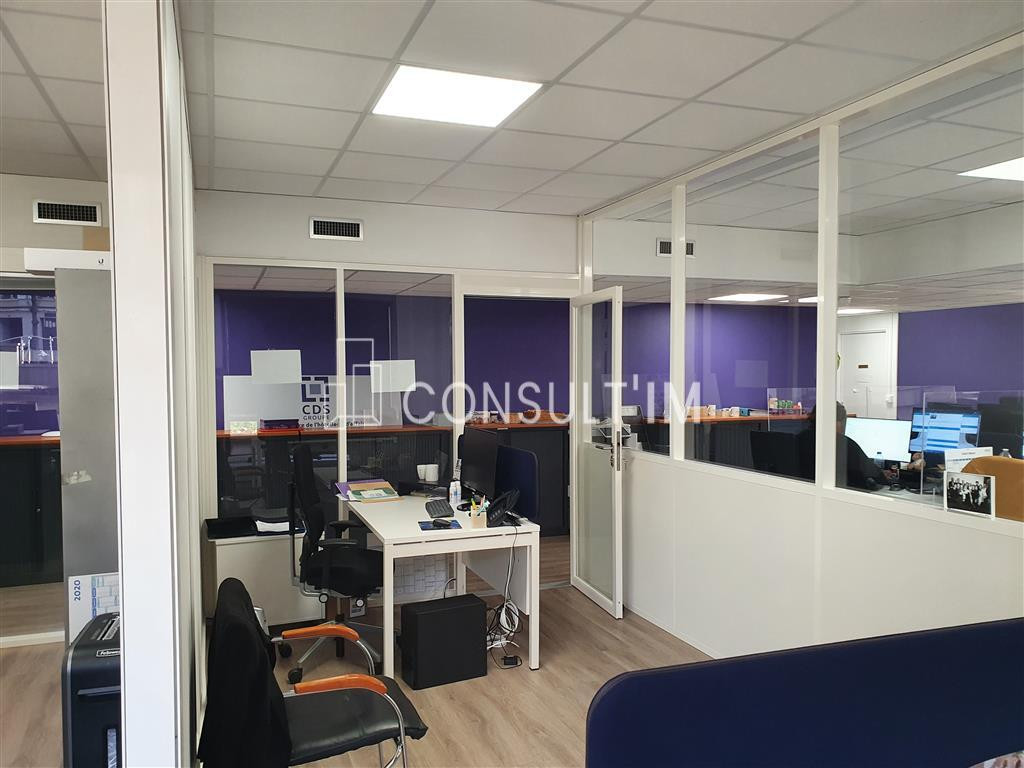 Au pied du Pont de St Cloud, beau plateau lumineux de 270 m² à louer