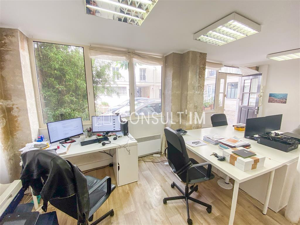 Bureaux atypiques sur cour pavée et partiellement arborée