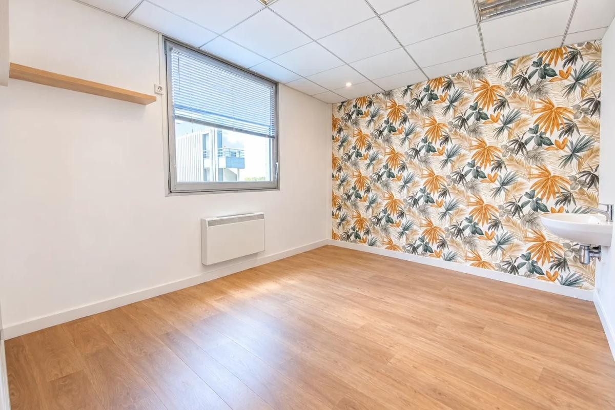 Locaux à louer divisibles par bureau. Accès PMR et ERP 5 spécialisés pour des professions médicales. Location au bureau. Plateau entièrement cloisonné jusqu'à 11 bureaux avec leur point d'eau privatif