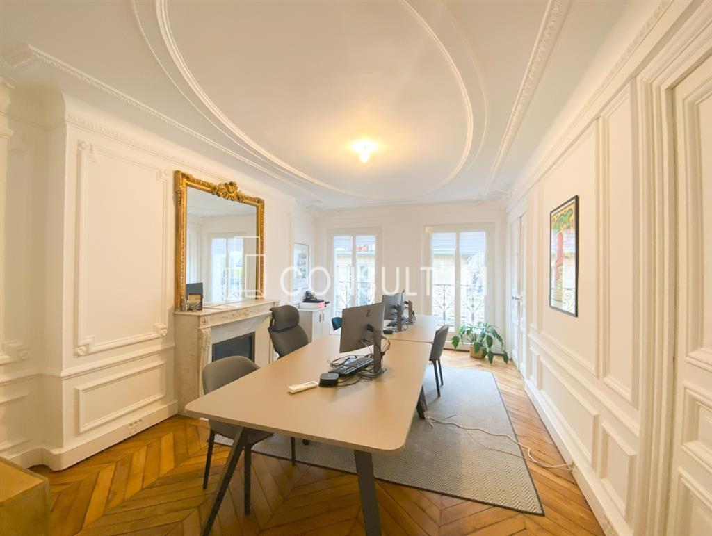 A louer bureaux lumineux et climatisés avec parquet, moulures, cheminées, balcon filant