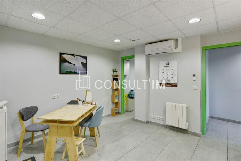 Bureaux avec accès indépendant, vitrine, accès PMR