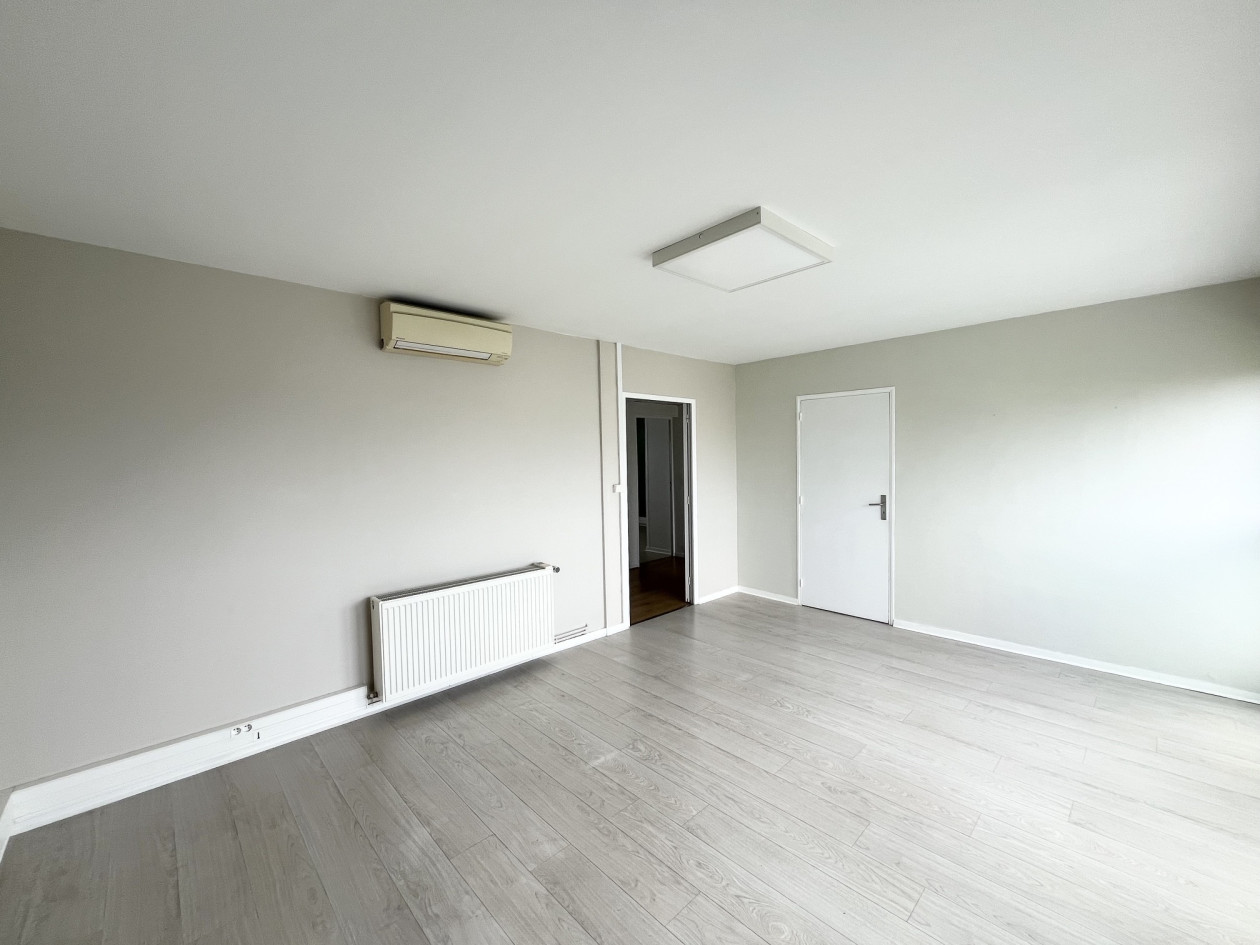GRADIGNAN CENTRE DANS PÔLE DE SANTÉ LOCAL PROFESSIONNEL CLIMATISÉ 77 M²