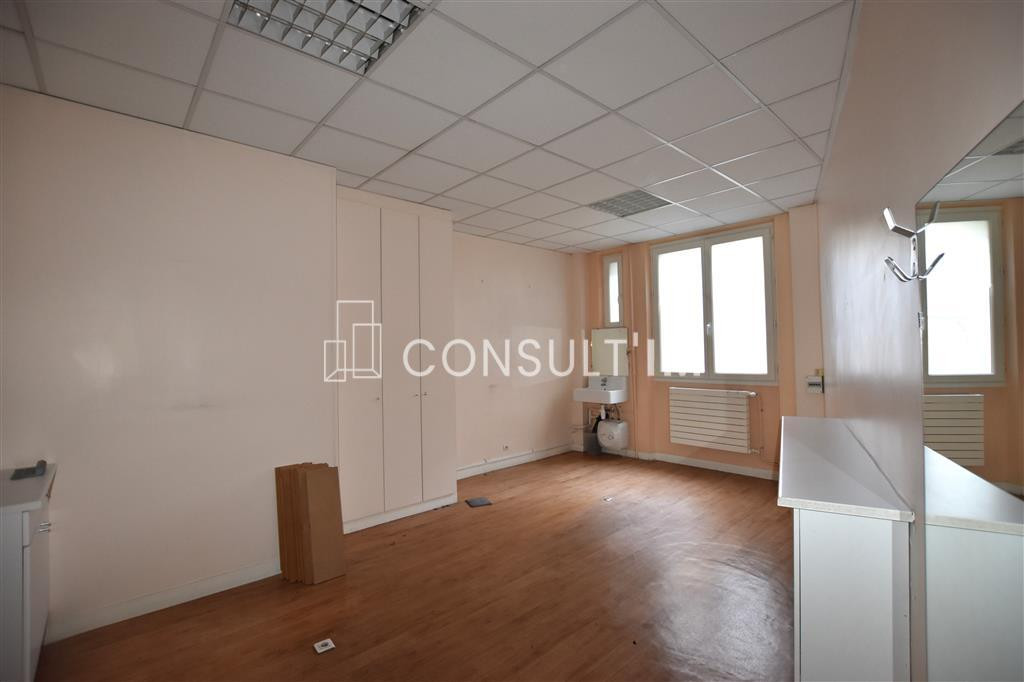 Dans le 16eme arrondissement, bureaux en rez-de-chaussée à louer