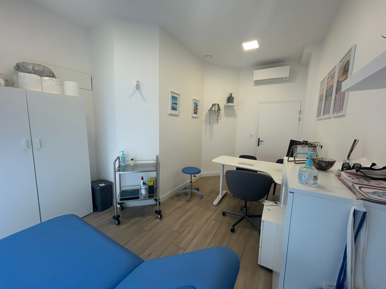 bureau dans cabinet médical + garage fermé