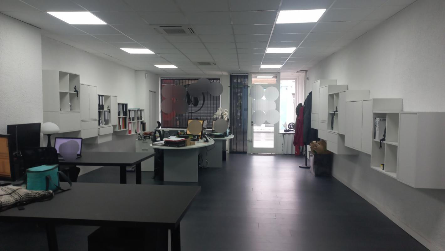 LOCAL COMMERCIAL 108M2   AVEC LES MURS