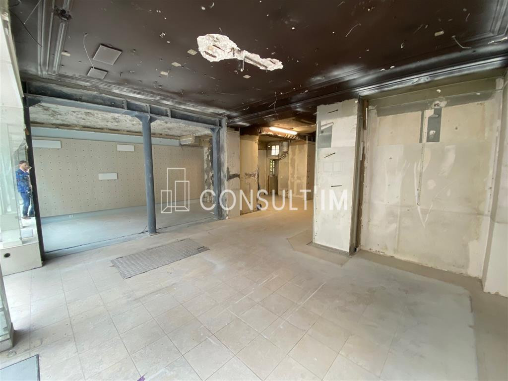 LOCATION PURE rue de Sèvres, une boutique de 84m² avec linéaire de vitrine de 9m