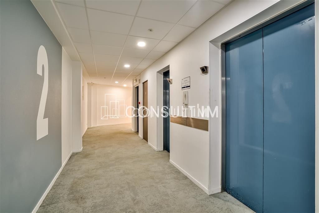 A louer bureaux rénovés dans immeuble de grand standing , proche du métro Mairie d'Issy, ligne 12
