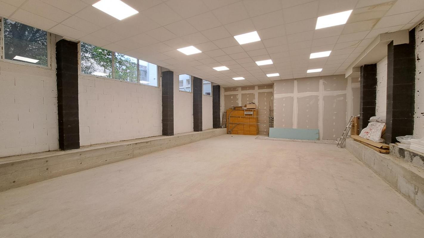 Local atypique commercial/artisanal brut de 126 m2 à Malakoff/limite Paris