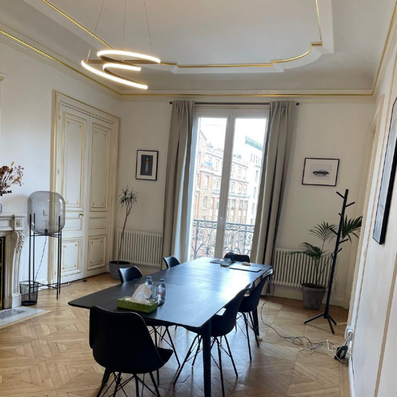 Rue de Penthièvre, bureaux haussmannien avec balcon filant