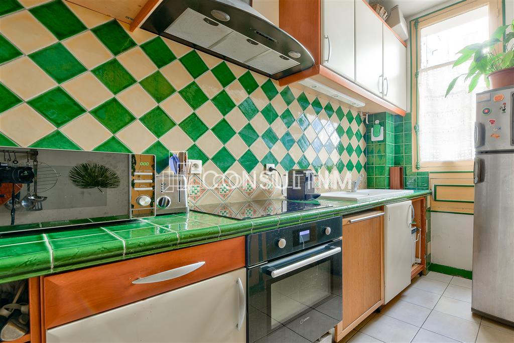 A vendre T2 avec parquet, moulures et cheminées
