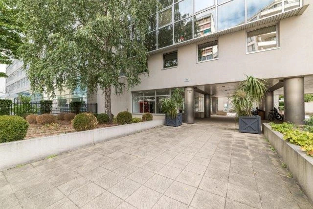 Locaux à louer divisibles par bureau. Accès PMR et ERP 5 spécialisés pour des professions médicales. Location au bureau. Plateau entièrement cloisonné jusqu'à 11 bureaux avec leur point d'eau privatif