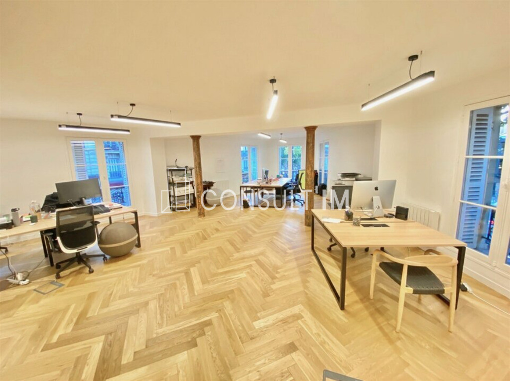 A louer, bureaux entièrement rénovés avec triple exposition