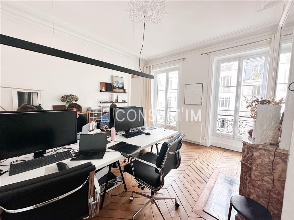 Proche Saint Lazare, à louer bureau avec parquet, moulures et cheminées