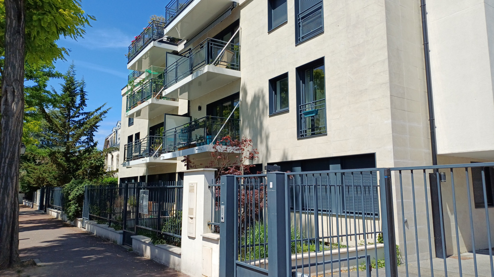 Rueil-malmaison triangle d’or – local professionnel indépendant 42 m² avec jardinet et parking – RDC PMR