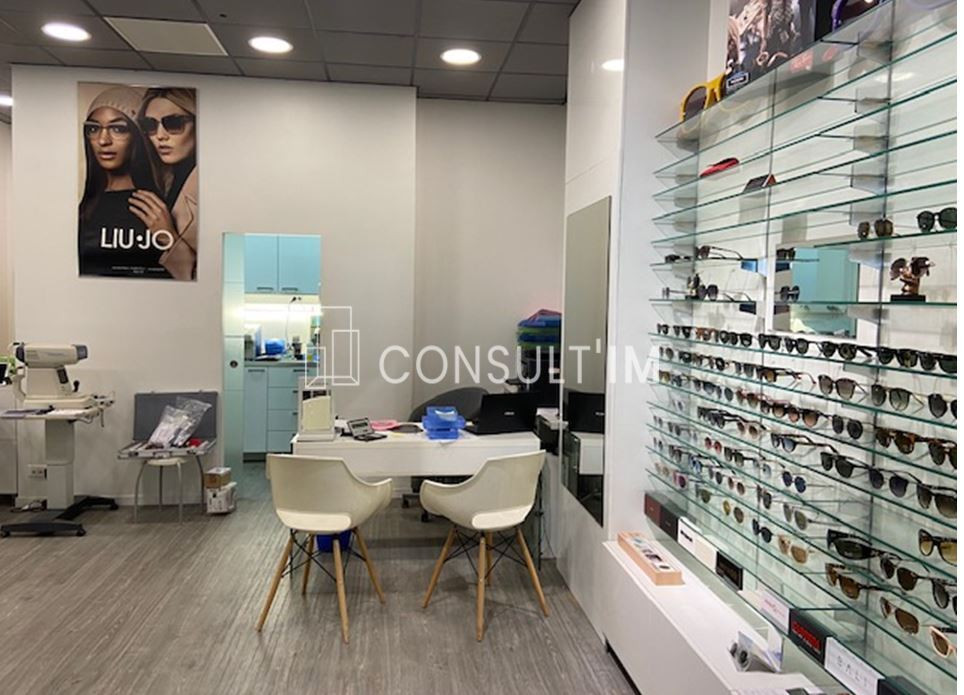 Boutique A VENDRE à Saint-Cloud au pied du Pt de St Cloud : vente des murs et du fonds de commerce