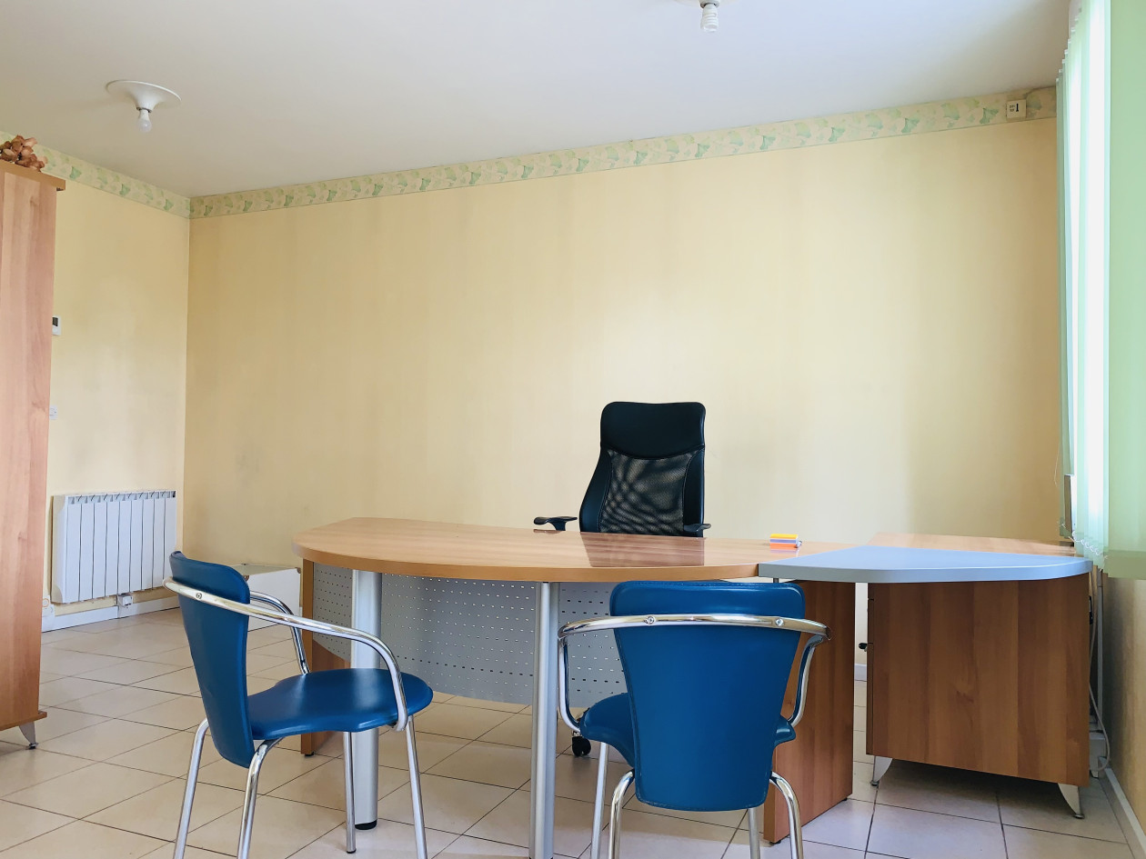 IMMEUBLE EN PIERRE AVEC CABINET MEDICAL + 2 APPARTEMENTS