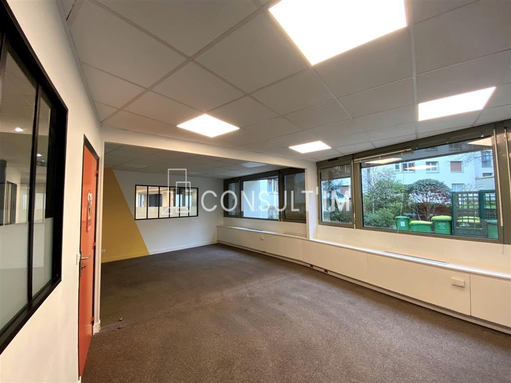 Au métro Exelmans, 277m² de bureaux en rez-de-chaussée donnant sur rue en location