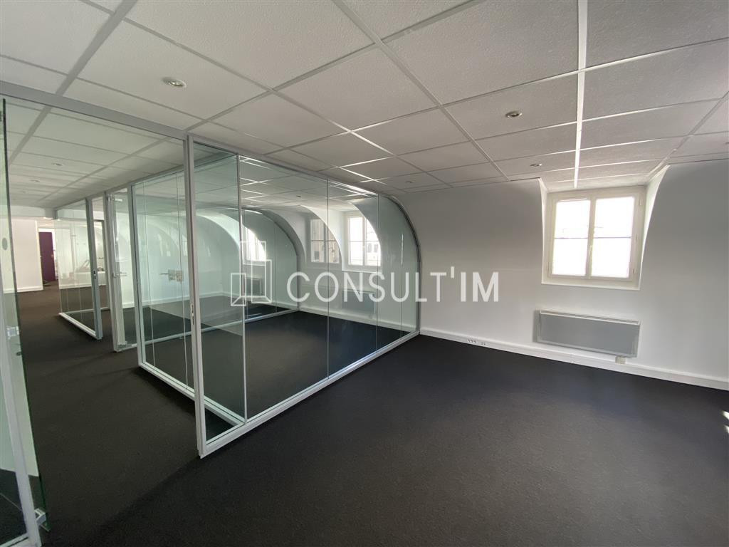 MARAIS / BUREAUX REFAIT A NEUF