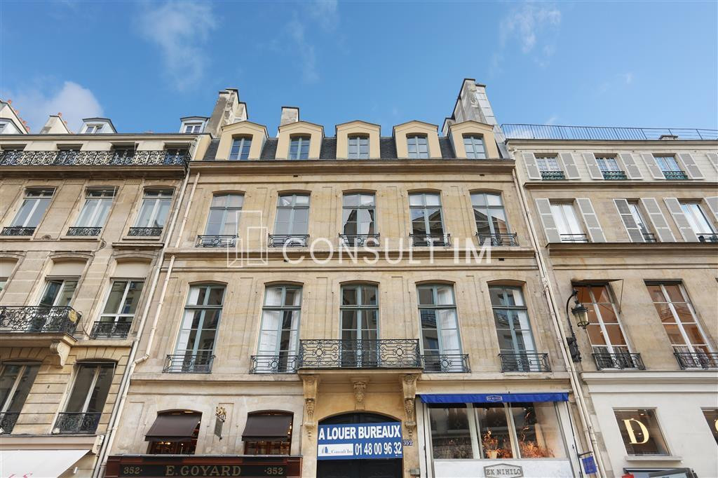 Adresse prestigieuse, bureaux avec parquet, moulures et cheminées