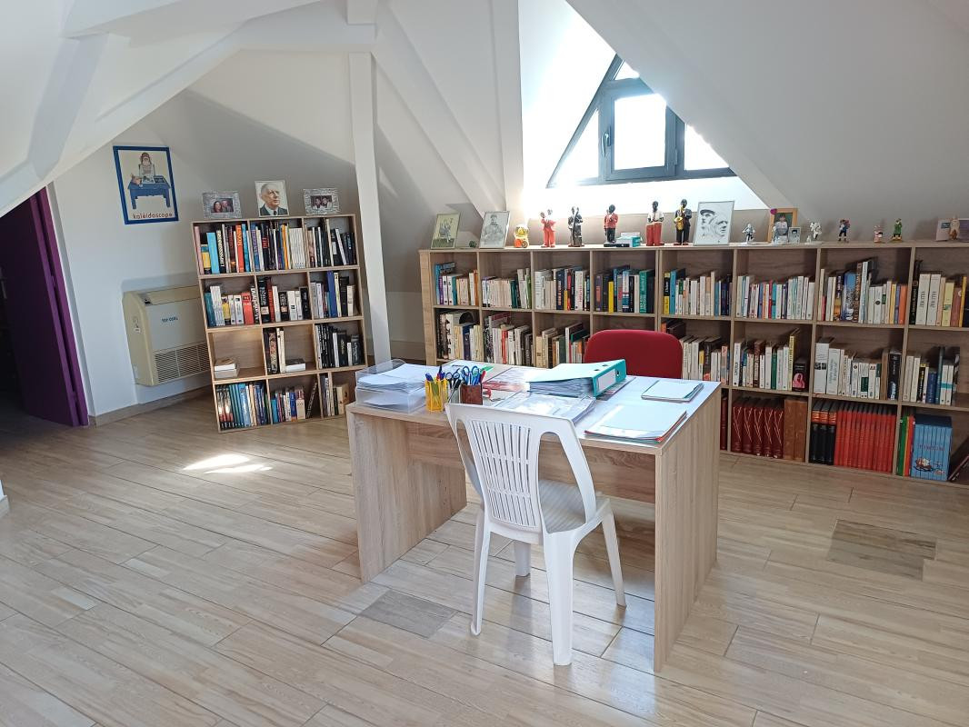 Villa à usage professionnel 214.24 m²