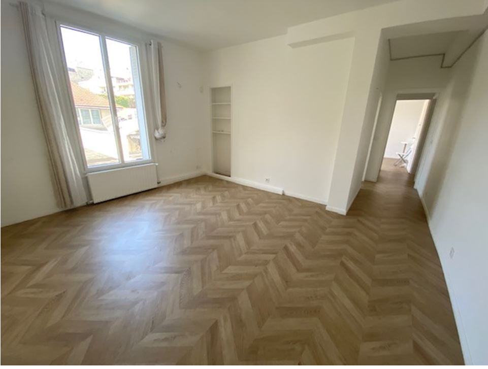 A toute proximité de la Porte de ST Cloud, locaux mixtes de 65 m² à louer
