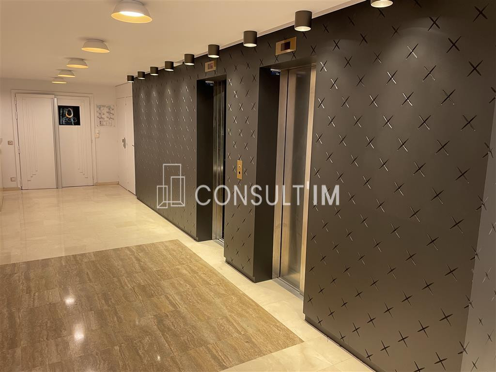 Métro Louise Michel, dans un immeuble Art Déco à louer une surface de bureaux de 587 m²
