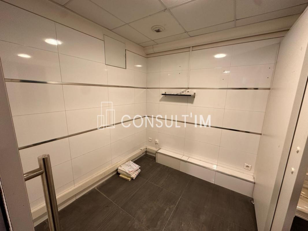 Rue de la Pompe, Consult'Im vous propose en location pure une boutique de 49 m²