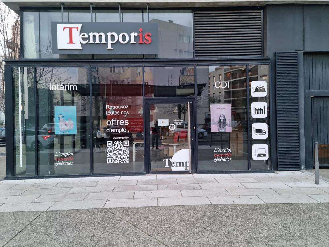 Local Commercial à Louer - 142 m² - Saint Priest 69800Centre