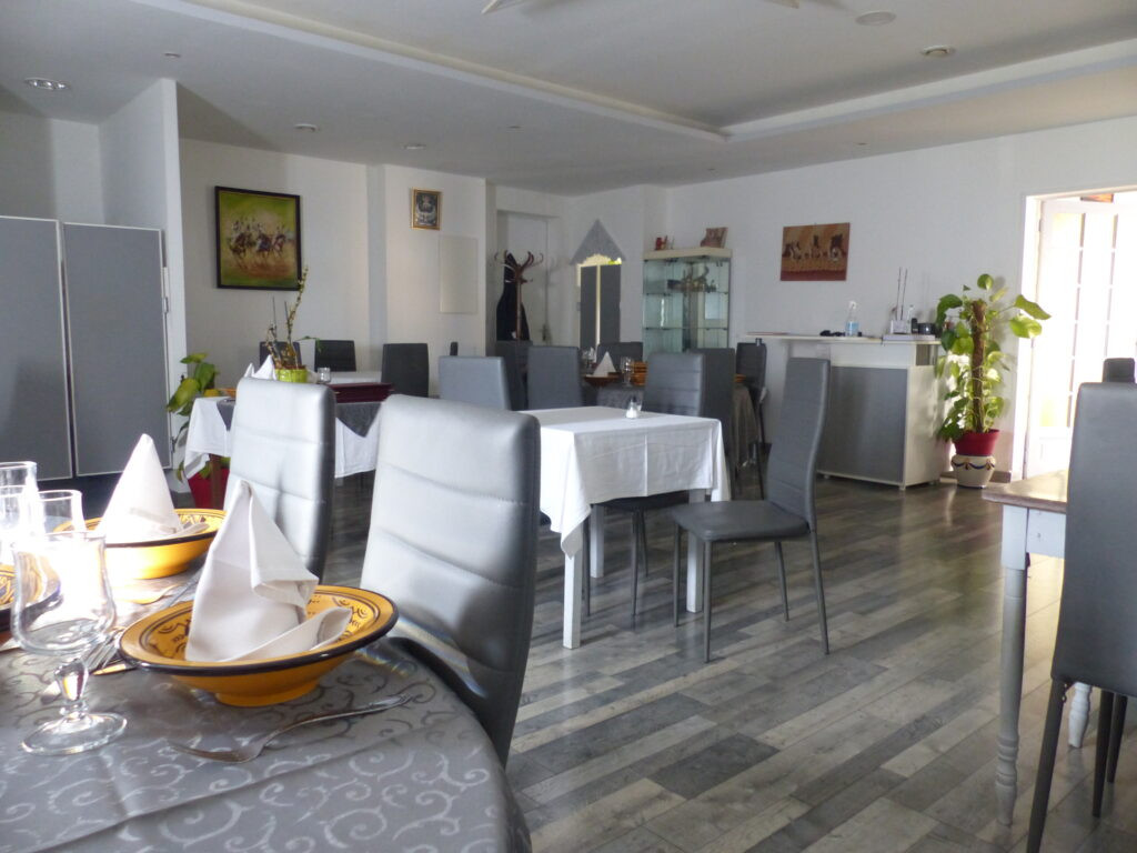 A VENDRE immeuble avec commerce et 4 appartements 28 110 LUCE