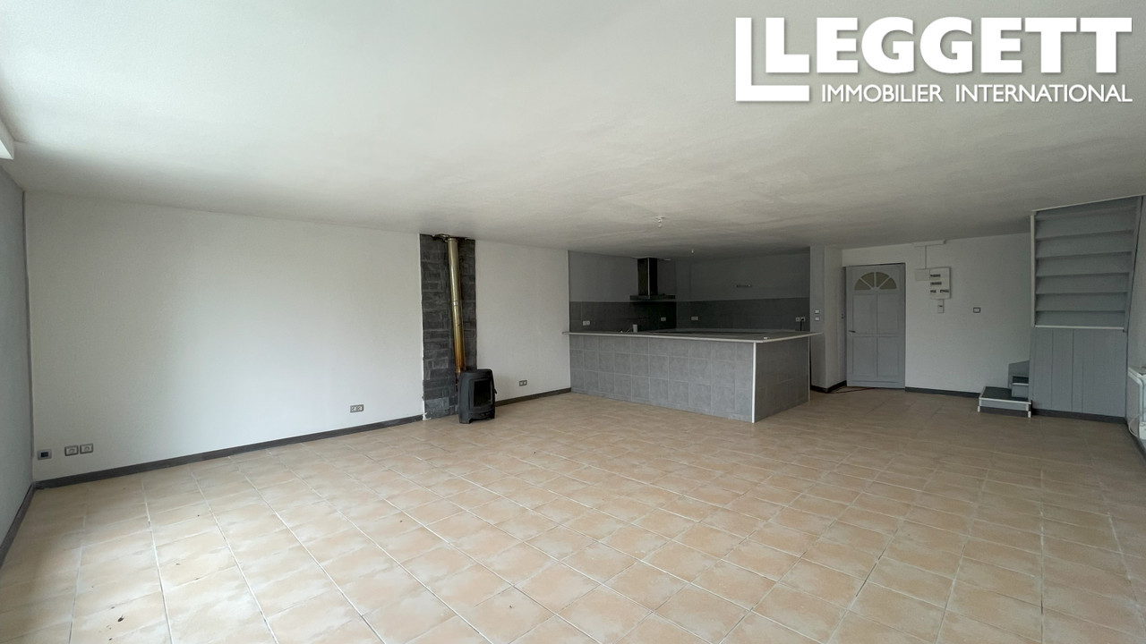 Un immeuble avec 3 grands appartements avec la vue sur les Pyrénées, un grand garage et terrain de 2811m2