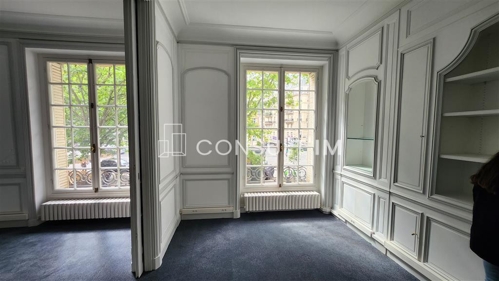 Au 1er étage, plateau de 210 m²