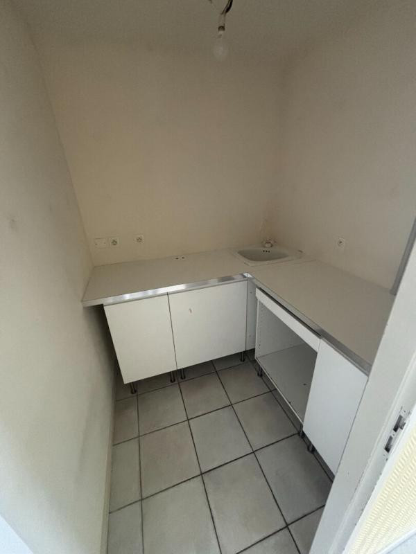 LOCAL PROFESSIONNEL DE 40 M²  ENVIRON  DANS UN CENTRE MÉDICAL