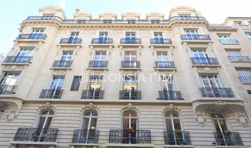 A louer bureaux avec balcon filant proche métro Miromesnil