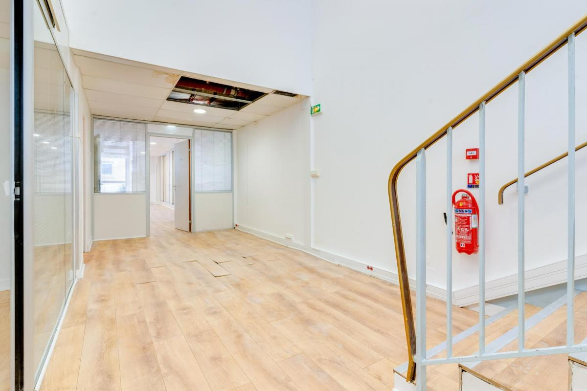 A vendre Local commercial idéalement situé , Paris 9 refait à neuf