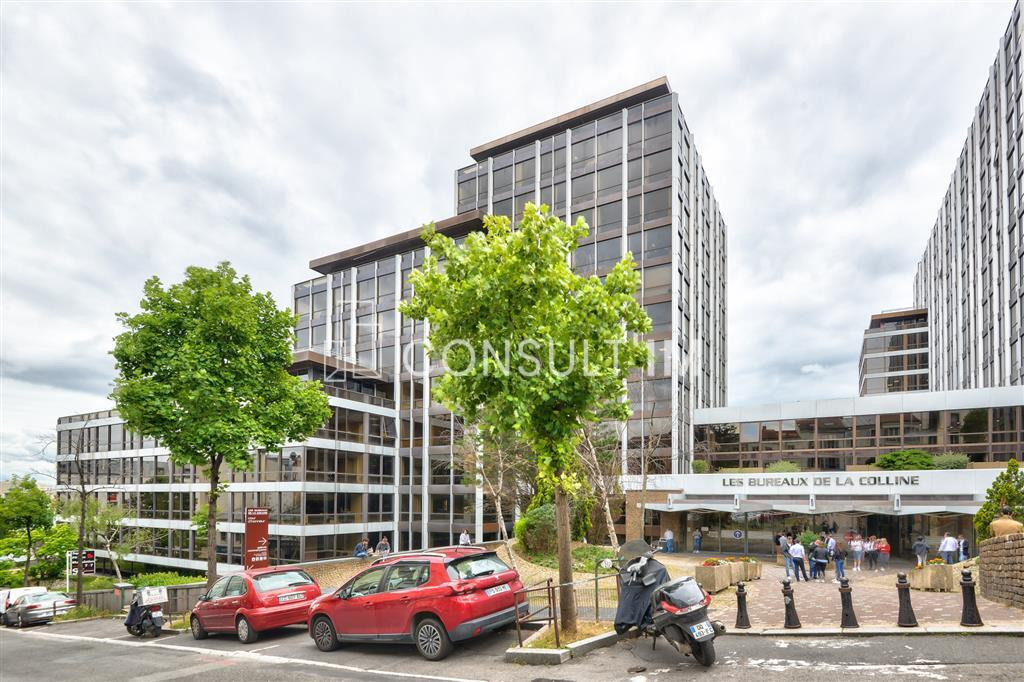 Au pied du Pont de St Cloud, beau plateau lumineux de 270 m² à louer