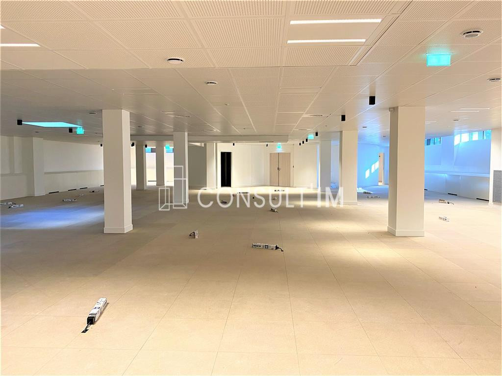 Métro Louise Michel, dans un immeuble Art Déco à louer une surface de bureaux de 587 m²
