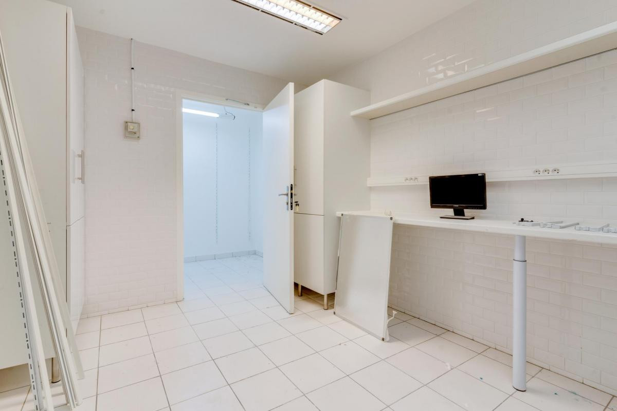 A vendre Local commercial idéalement situé , Paris 9 refait à neuf