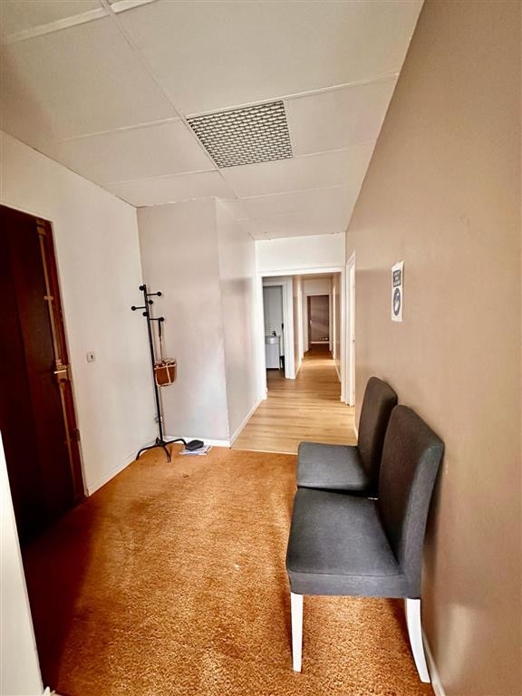 Belle surface A VENDRE  de plain -pied dans un immeuble en pierre agrafée, en excellent état au RDC