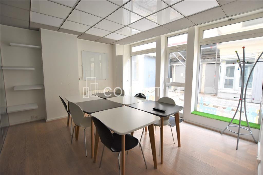 Bureaux en RDC donnant sur cour pavée