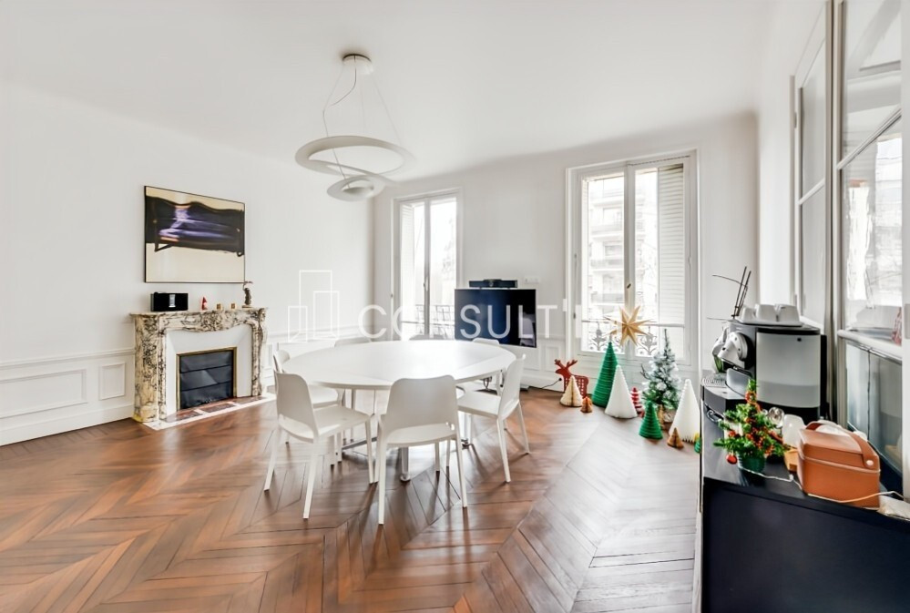 A louer bureaux livrés rénovés avec parquet, moulures et cheminées