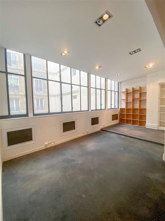Bureaux en duplex sur cour avec belle hauteur sous plafond