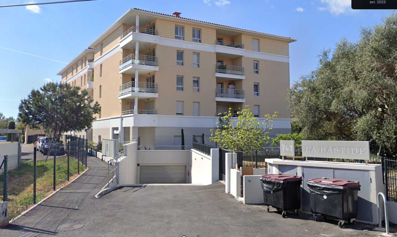 SANS FRAIS - Local professionnel 82m² + stationnement privatif - Hôpital