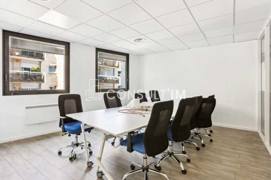 Au pied du métro Billancourt, ligne 9 , Bureaux à vendre de 299m²