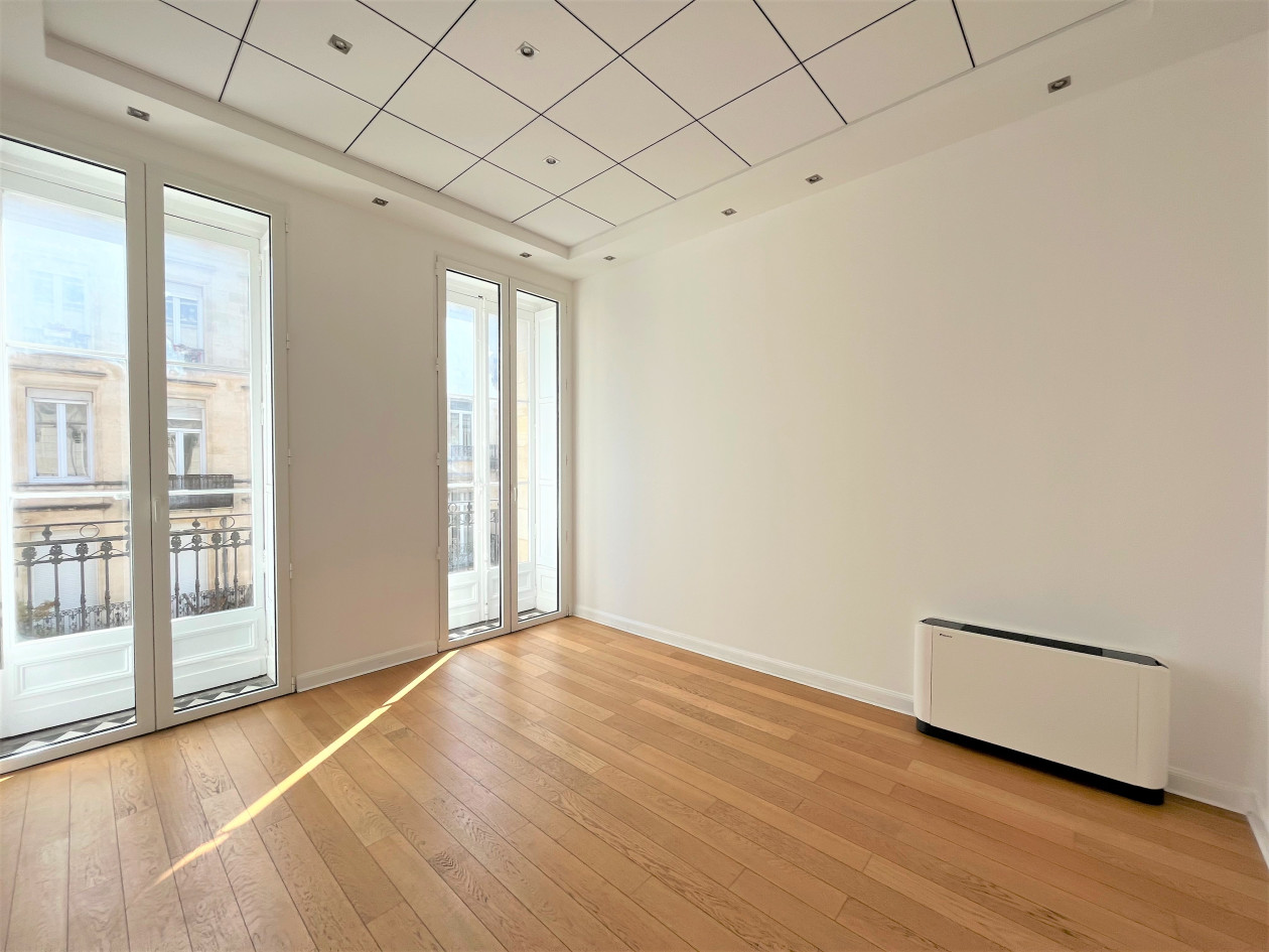 BORDEAUX CENTRE LOCATION BUREAUX RÉNOVÉS 265 M² AVEC EXTÉRIEUR