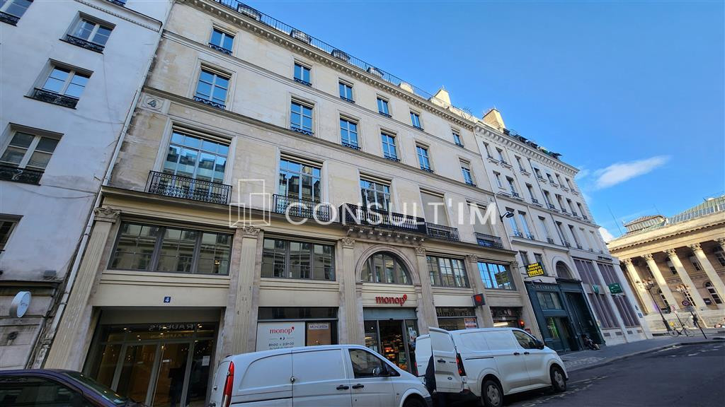 En bordure de la place de la Bourse, plateau rénové à louer