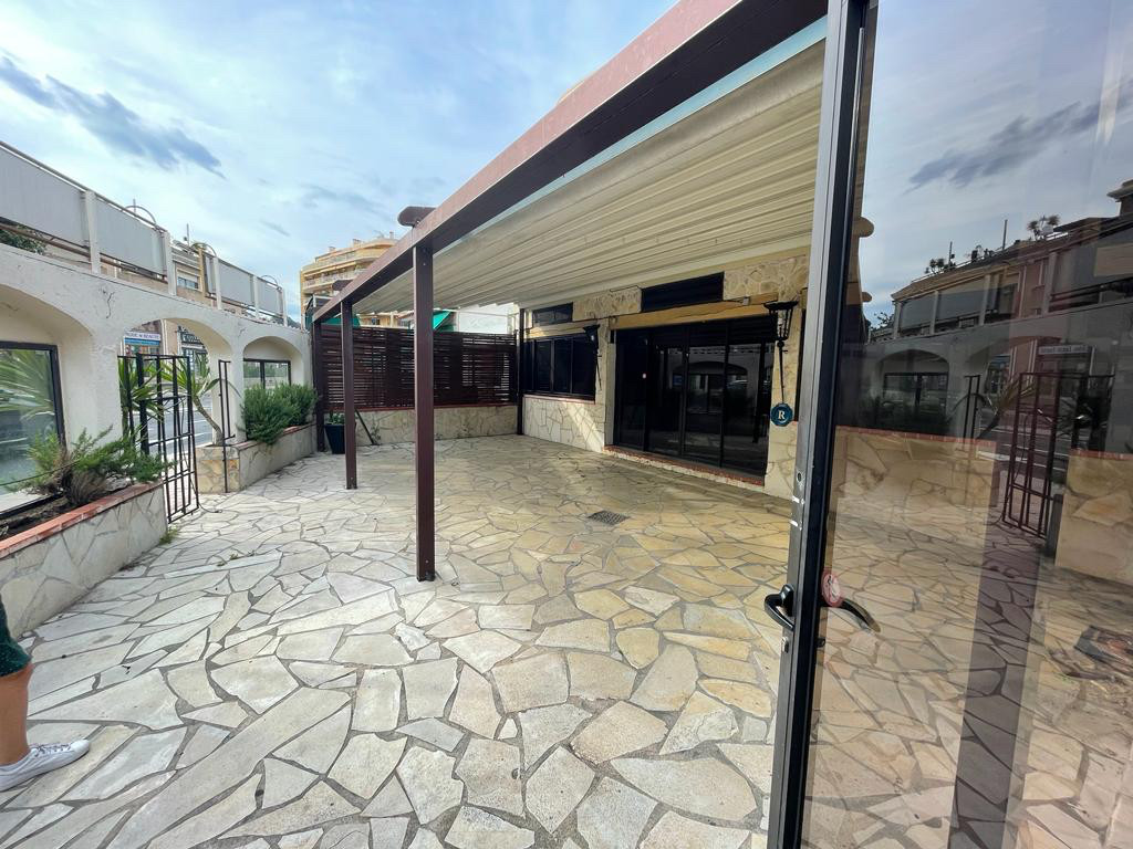 Restaurant Local commercial 121 m2 et grande terrasse couverte