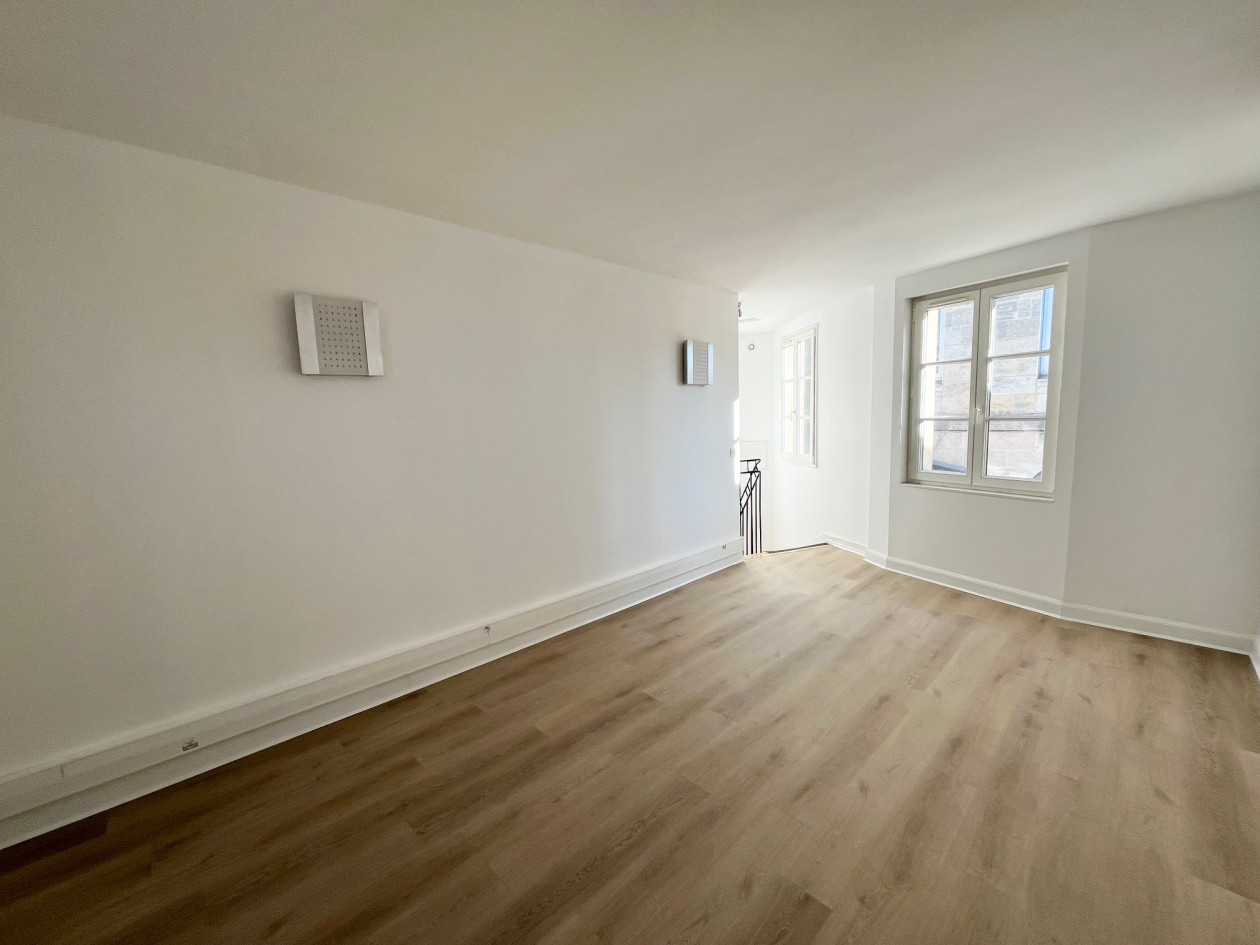 BORDEAUX CENTRE LOCATION BUREAUX RÉNOVÉS 265 M² AVEC EXTÉRIEUR