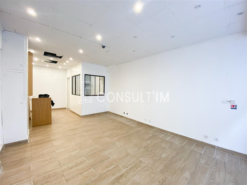 Métro Saint Georges, à louer boutique de 33m²